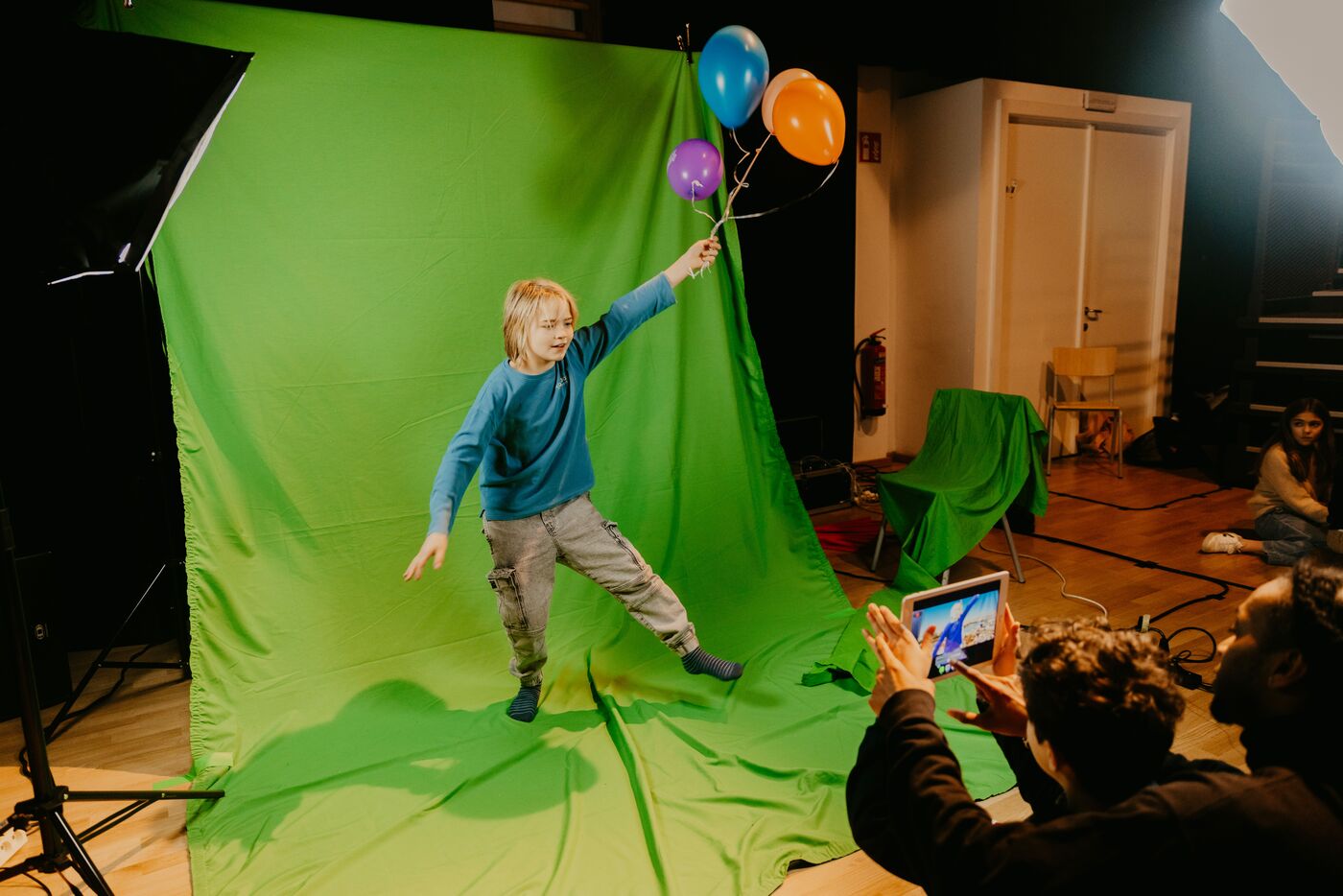 workshop bioschoopologie - iemand voor greenkey wordt gefilmd met een ipad