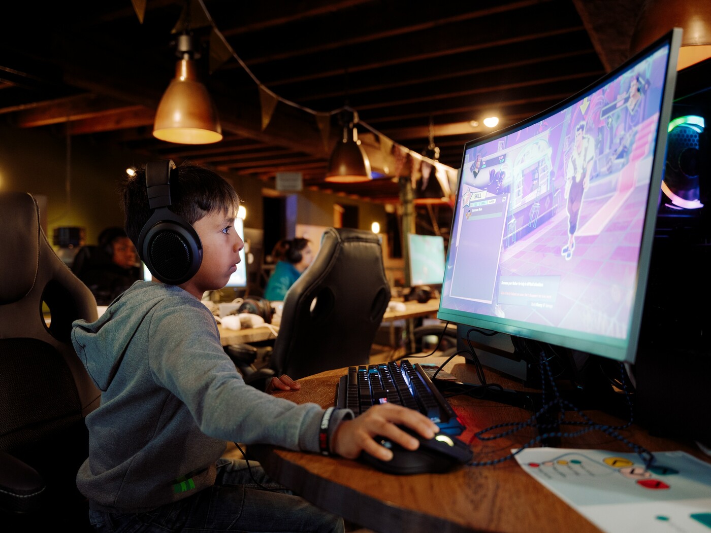 GAME ON in Gent, kind speelt videogame