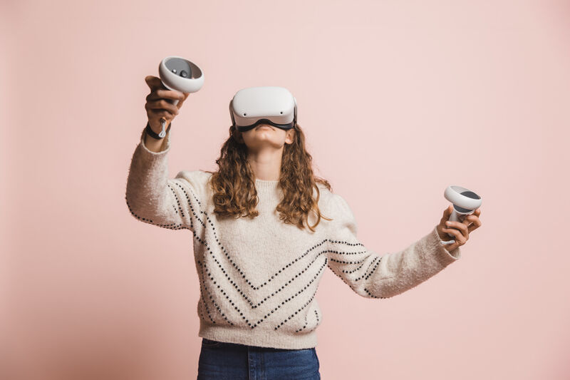 workshop virtual reality - meisje met vr bril en controllers in de hand