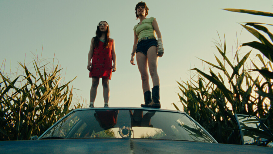 filmstill van Kiddo - moeder en dochter staan op dak van een auto