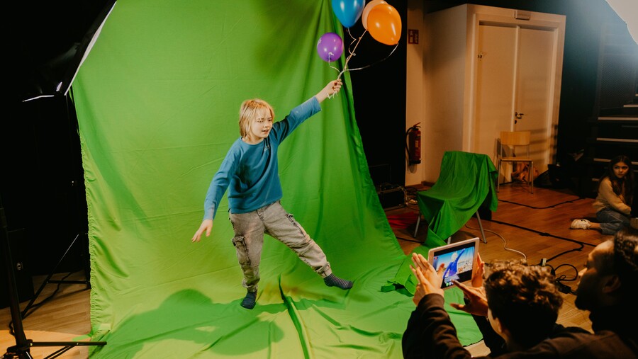 workshop bioschoopologie - iemand voor greenkey wordt gefilmd met een ipad