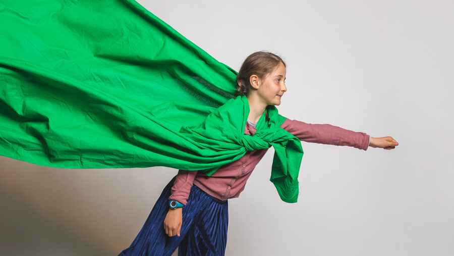 workshop actiefilm maken- meisje speelt superheld met greenkey doek