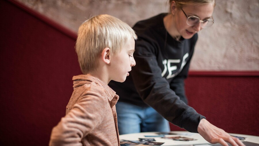 Kind met begeleider aan de mash-up tafel