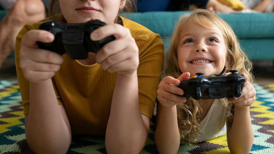 twee kinderen met een game controller in de hand