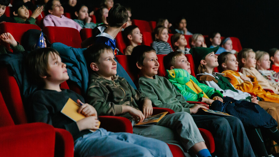leerlingen in cinemazaal