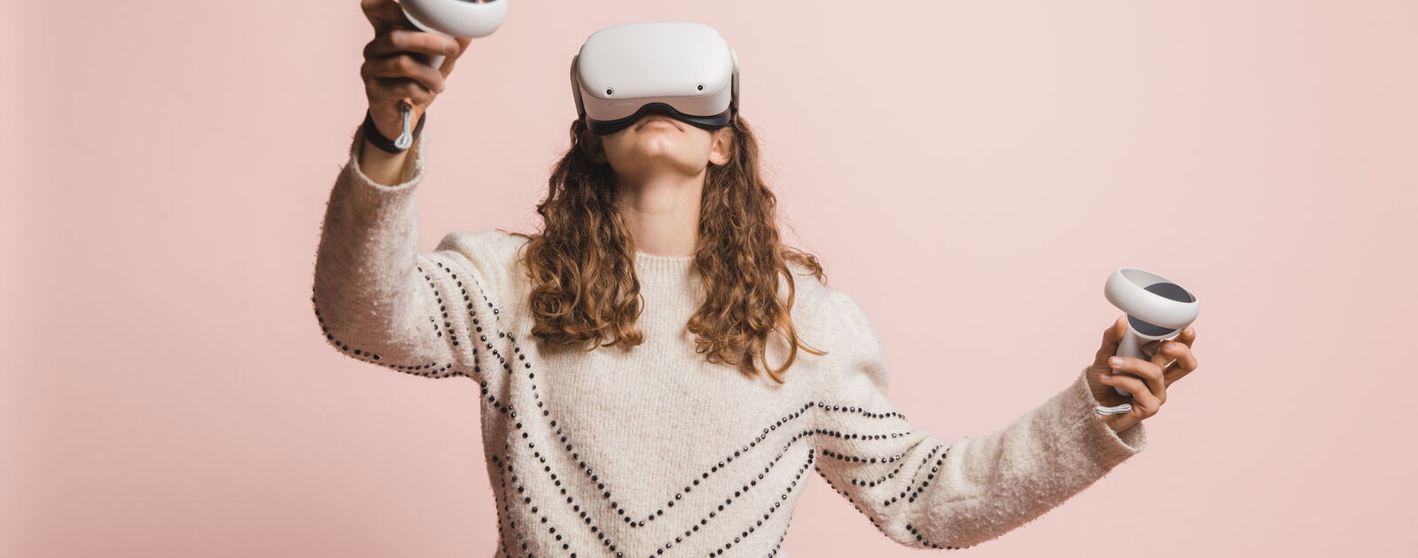 workshop virtual reality - meisje met vr bril en controllers in de hand